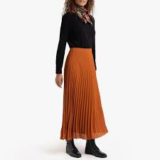Fluide et romantique, la jupe longue style gitane tourne et suit les mouvements du corps pour donner la grâce d'une esméralda. Epingle Sur Rust Pleated Skirt