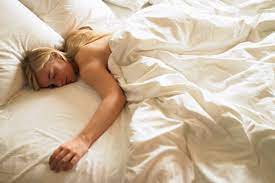 Nackt schlafen: 4 Gründe, warum es sich lohnt, die Klamotten nachts  auszuziehen | GLAMOUR
