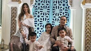 Desa cipambuan, kecamatan babakan madang, bogor, jawa barat 16810 google maps: Gaji Art Nia Ramadhani Dan Ardi Bakrie Yang Dilarang Pulang Kampung Saat Lebaran Terungkap Banjarmasin Post