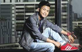 Bila kau hadir di dalam diriku indahnya bagai irama dan lagu bila kau jauh terasa merindu wajahmu terbayang di hatiku. Lirik Dan Video Lagu Sedalam Dalam Rindu Tajul Adik Arwah Achik Spin Eintan Nurfuzie Lifestyle Beauty Travel Tips Rawatan Kucing Review