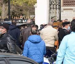 مها الصغير ابنة الراحل محمد الصغير وفي تفاصيل الخبر، شيّع جثمان الراحل إلى مثواه الأخير في مقابر الأسرة بعد الصلاة عليه عقب صلاة اليوم الجمعة، التي جرت في مسجد السلطان حسين. Ut91mn1uiz179m