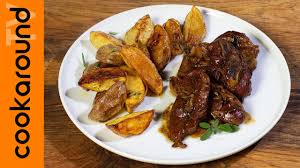 In un contenitore capiente mettete l'abbacchio e conditelo con poco olio extravergine di oliva, i rametti di rosmarino interi, gli spicchi di aglio, il sale e il pepe. Abbacchio Alla Cacciatora Youtube