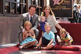 С марком они вместе с 2001 года, поженились в 2009. Mark Uolberg O Shutkah Na Temu Religii I Strogom Vospitanii Detej