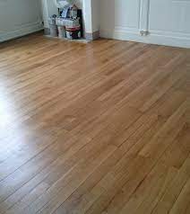 dans le salon et idealement le reste de l appartement le parquet en chene clair avec vitrification mate renovation parquet parquet en chene parquet