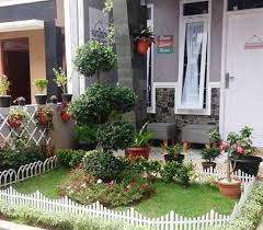 Tampilan taman depan rumah sederhana ini sangat menawan. 18 Inspirasi Taman Minimalis Depan Rumah Beragam Desain Dengan Tanaman Berbeda Rumah123 Com