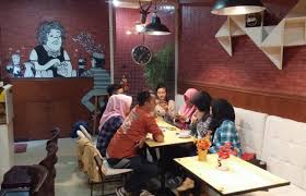 Kalau tempat makan yang satu ini mungkin sudah familiar ya wanderers. 35 Cafe Tempat Nongkrong Asik Di Surabaya Paling Hits Dikunjungi