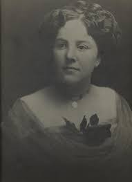 Lorraine Hogue's Instagram, Twitter & Facebook