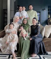Masih aaron aziz yang kelihatan agak sasa di'samping anak anak yang comel. Izara Aishah Family Background