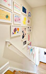 Una opción decorativa muy utilizada en las cocinas es crear una pizarra para decorar y poder usarla para anotar la lista del supermercado, por ejemplo. Como Decorar La Pared De Una Escalera Get The Look