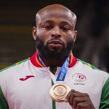 O brasil competiu como anfitrião nos jogos olímpicos de verão de 2016 no rio de janeiro, de 5 a 21 de agosto de 2016.esta foi a vigésima segunda participação do país nos jogos olímpicos, que não participou apenas dos jogos olímpicos de verão de 1928 em amsterdam. Ozdkt2anr0l7tm