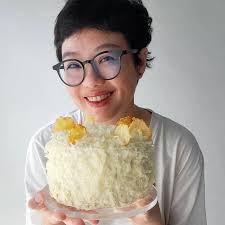 Struddle itu pake kulit pastry yg dilebarin sampai lebar banget diatas kain  yg ditabur terigu, sedangkan bolen itu rata2x pakai puff pastry atauuuu  laminasi yg dengan adonan lemak dan air secara individual