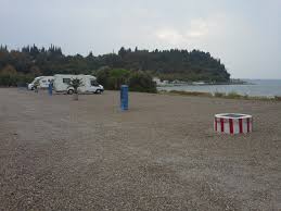 There are two bathrooms, one with bath and shower and a second bathroom with shower. Area Autocaravanas Piran Eslovenia