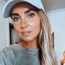 Janelle Bell's Instagram, Twitter & Facebook