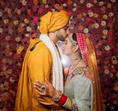 Just for laugh, try to give your best pose couple like this one. 51 Thumping Wedding Photography Poses For Couples To Give A Perfect Touch To Their Wedding Album