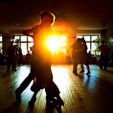 Il est si tendre que nos deux corps rien qu'à l'entendre, tremblent encore et sans attendre, pour nous griser venez venez danser. Danse Vivre A Berlin