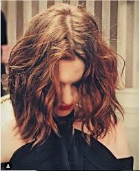 Il castano moka è tra le scelte più cool per le more. Colpi Di Testa Il Taglio Da Urlo Di Anne Hathaway Luxgallery It