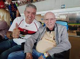 A través de su cuenta de facebook, ronaldo le dedicó algunas palabras a mario zagallo, a quien considera como su padre, pues le agradeció todo lo que vivieron en la época en que coincidieron en la cancha y le externó sus mejores deseos. Aos 88 Anos Zagallo Volta Ao Maracana Para Ver O Flamengo E Exalta Time Esta Dando Show Flamengo Ge