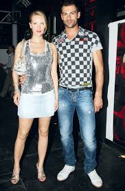 Το 1999, συμμετείχε στην κωμωδία των θανάση παπαθανασίου και μιχάλη ρέππα «safe sex» και το 2008, στο «αυστηρώς κατάλληλο» και στους singles. Xwrisan Mesw Sms Kosmika Gossip Womenonly Gr