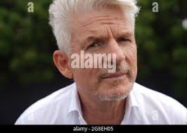 Hamburg, Deutschland. Juli 2021. Mary Weiher, Auszubildende des  Schwimmbadbetreibers Bäderland, zeigt ihre Fähigkeiten in einem  Rettungstest, um eine vom Boden des Pools geborgenen Puppe wegzuschleppen.  Der Schwimmbadbetreiber Bäderland erinnert die ...