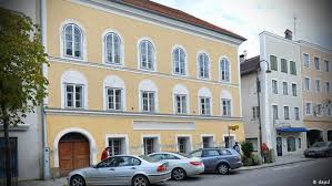 Close to the birth house of adolf hitler, walking towards the stadttor, is a building with this drawing on it. Adolf Hitlers Geburtshaus Wird Abgerissen Europa Dw 17 10 2016