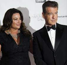 Pierce brosnan was sworn in as a united states citizen on 23 september 2004 at the u.s. Der Ire Halt Sich Fur Einen Hoffnungslosen Romantiker Pierce Brosnan Zum 60 Halte Ich Erneut Um Die Hand Meiner Frau An Welt