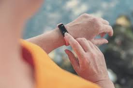 How to Choose the Right Fitness Tracker - An Ultimate Checklist 2025  -Runmefit