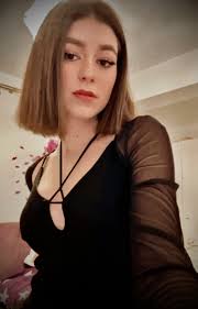 Lovely picture of Beatrice during her days with hair cut short. What a  beauty, long hair or cut.