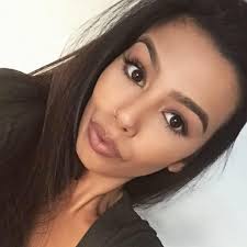 Julia Dubois's Instagram, Twitter & Facebook