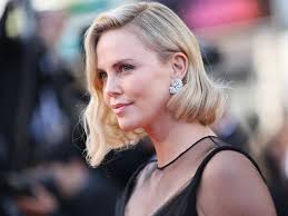 Charlize theron was born in benoni, a city in the greater johannesburg area, in south africa, the only child of gerda theron (née maritz) and charles theron. Fur Fast Furious 9 Charlize Theron Uberrascht Mit Topffrisur Charlize Theron Celebrities Celebrity List