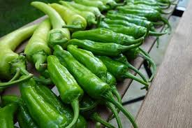 Add the coriander, peppercorn, bay leaf, and garlic to the jar. Pepperoncini Vs Banana Peppers Discover Their Benefits