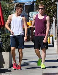 Browse 2,996 romeo beckham stock photos and images available, or start a new search to explore. Brooklyn Beckham Freundin Vermogen Grosse Tattoo Herkunft 2021 Taddlr