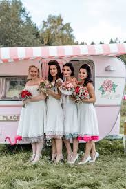 Rockabilly Hochzeit Mit Fifties Vintage Dekoration Und Wohnwagen Rockabilly Hochzeit Sommerhochzeit Hochzeit
