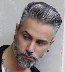 Capelli grigi sfumati con ciuffo lungo davanti e rasatura su un lato. Miglior Taglio Di Capelli Uomo 2020 Tutti I Migliori Trend Di Stagione The Gentleman Un Magazine Per Uomo Un Brand Per Gentiluomini