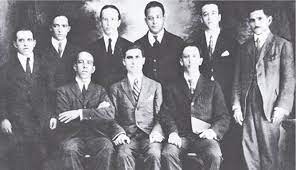 Há 70 anos, apesar dos inúmeros protestos, um projeto decretando a cassação dos mandatos dos parlamentares eleitos pelo partido comunista do brasil foi aprovado na câmara. Partido Comunista Fundado Em 1922 No Pais Fica Clandestino Por Longos Periodos Acervo