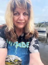 Hailey King's putting style in disc golf