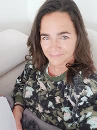 Végre! Itthon bekuckózva egy pléddel és egy jó könyvvel. Se smink, se  elegáns ruha. A gyerekek is hagytak egy szusszanásnyi szünetet. Sűrű hét  volt, és ez így lesz még egy darabig.