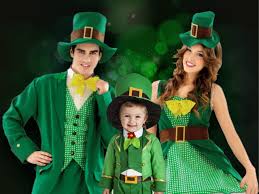 Son muchas las lagunas y contradicciones que encontramos en la biografía del primer obispo católico de irlanda y quien pasaría a la historia como san patricio nació con el nombre de maewyn succat entre los años 387 y 389 en algún lugar próximo a la costa oeste. Los Mejores Complementos Y Disfraces Para Celebrar El Dia De San Patricio Blog De Disfrazzes