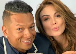 Pese a que todo se hizo público, guarín dejó a sara uribe y regresó con su esposa andreina fiallo, sin. Danaste Un Hogar A Guarin Nadie Lo Amarra Insultada A Sara Uribe Las2orillas
