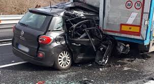 Cantonieri travolti nel torinese, un morto e un ferito grave. Bari Tre Morti In Un Incidente Stradale Taxi Si Schianta Contro Un Tir