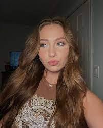 Ashlee Barton's Instagram, Twitter & Facebook