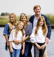Leden van de koninklijke familie brachten stipt om 16.00 uur een toost uit voor koningsdag. Afbeeldingsresultaat Voor Koningin Maxima En Willem Alexander Familie Toto S Koningin Maxima Koninklijk Prinsessen