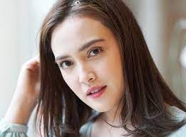 Shandy's popularity started with her role as tita in the movie eiffel i'm in love. Pernah Jalani 2 Agama Ini Pengakuan Shandy Aulia