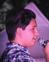 🎤 Antonio Calvillo sabe cómo prender el escenario, ¿verdad? Su energía y  talento realmente conectan con el público, y cuando un artista logra eso en  un evento como Juventudes, se convierte en