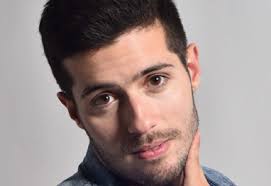 Belo mostra físico em forma durante show em São Paulo