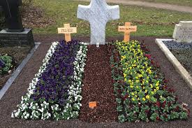 Durch die warmen temperaturen und die intensive sonneneinstrahlung werden nämlich viele pflanzen schnell welk und somit einer würdevollen. Beispiele Von Grabgestaltung Schmitz Friedhofsspezialist