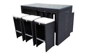 Grâce à sa forme carrée et son plateau en verre trempé de 120 centimètres de long, cette table en chêne 6 personnes s'adaptera facilement aux petits intérieurs. Baleares 6 Places Mange Debout Resine Tressee