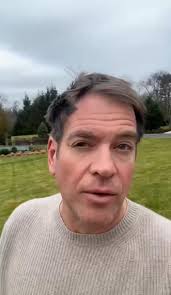 Good morning America 🇺🇸..What's the time in your zone?it's snowing yet?