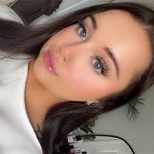 Evie Young (@evieyoungg)