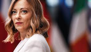 Giorgia Meloni e líderes do G7 em foto oficial da cúpula, com destaque conservador