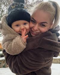 Poslední dny před Vánoci a celé svátky jsme spolu nemocné, ale i tak nám  neschází úsměv na tváři a radost z maličkostí💜🤎 #youandme #zarodinou  #naslovensku